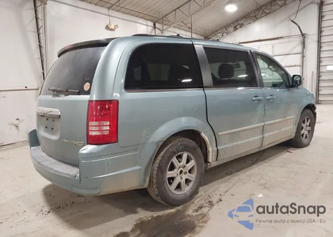 2010 Chrysler Town & Country Touring Plus z USA, uszkodzony, nr VIN 2A4RR8D10AR398066